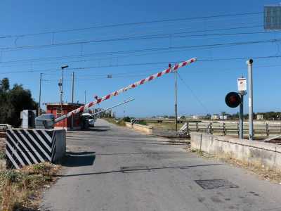 Ogni binario � preceduto da un piccolo passaggio a livello che si chiude praticamente ogni dieci minuti